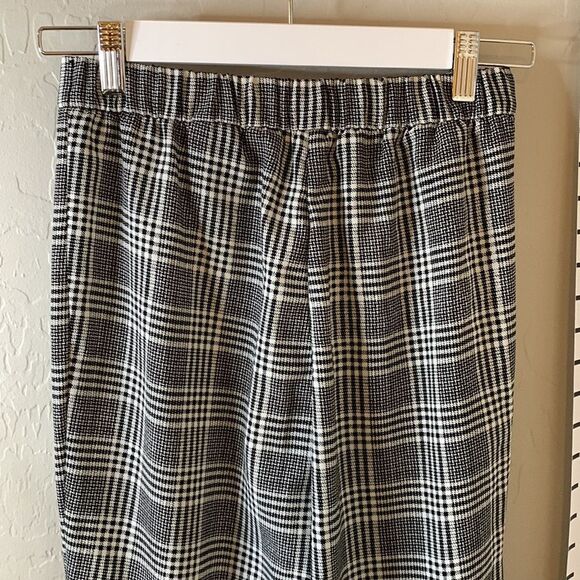 𝅺H&M black and white plaid dress pants. Button and zipper front elastic back. - Picture 4 of 10